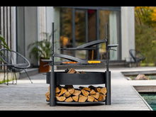 Laden und Abspielen von Videos im Galerie-Viewer, Cook King Feuerschale MONTANA X Ø 60 cm mit Grillrost Ø 50 cm – Massiver Naturstahl, handgefertigt in Europa - Produktvideo
